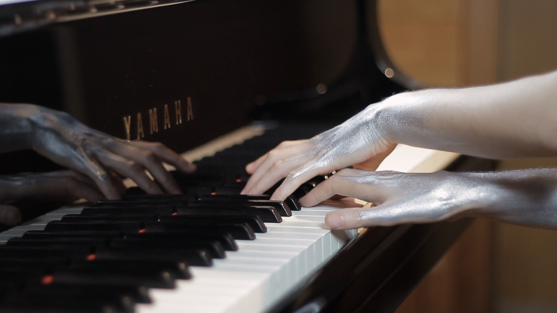 Mains sur le piano